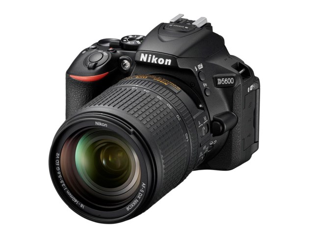 Nikon D5600 sort + AF-S DX Nikkor 18-140mm f/3,5-5,6G